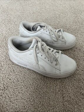 Puma White Low-Top Sneakers with Subtle Embossed Detail size 8